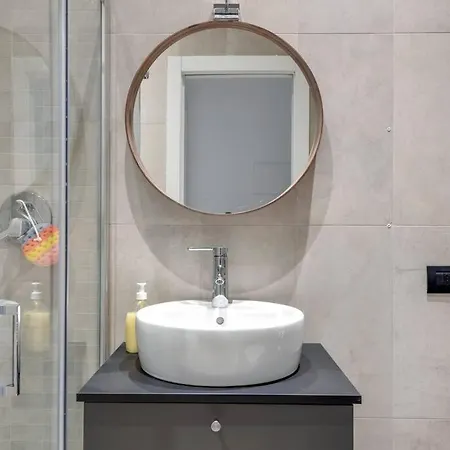 Easylife - L Abbraccio Dell Affascinante P Romana Milan