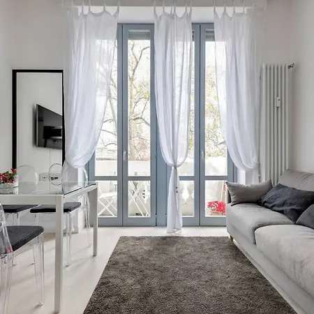 Easylife - L Abbraccio Dell Affascinante P Romana ミラノ